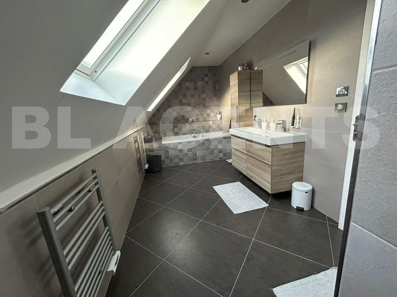 Maison traditionnelle - 151 m² - 5 pièces