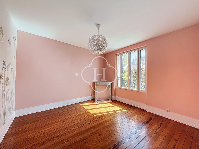 Maison - 225 m² - 8 pièces