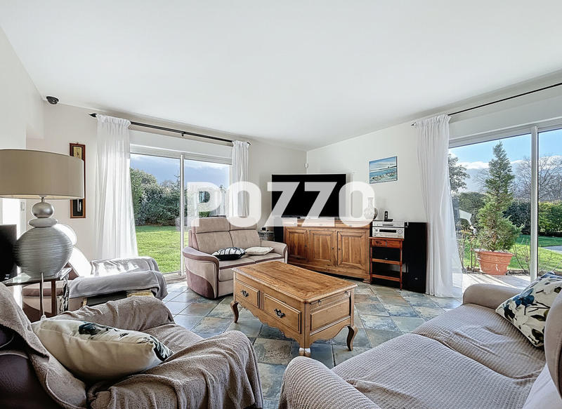 Maison - 237 m² - 9 pièces