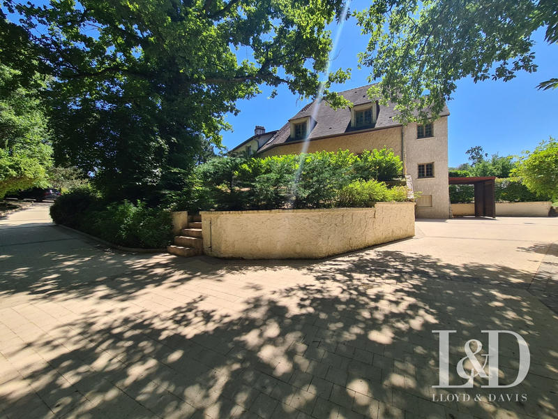 Maison - 425 m² - 14 pièces