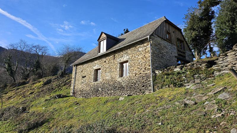 Maison en pierre - 92 m² - 2 pièces