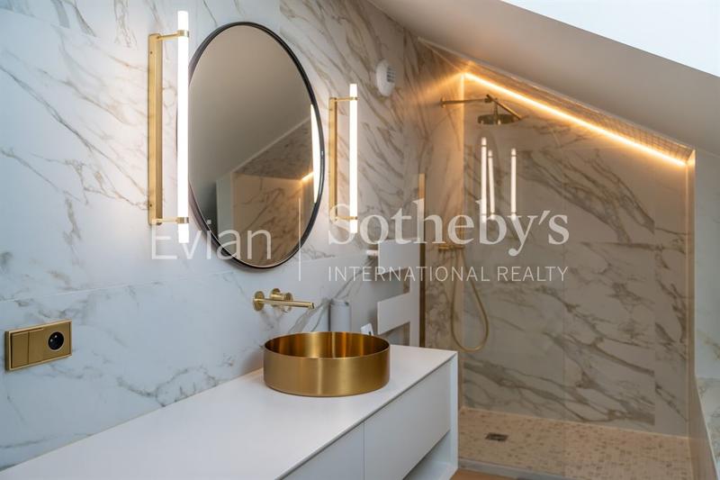 Maison - 225 m² - 9 pièces