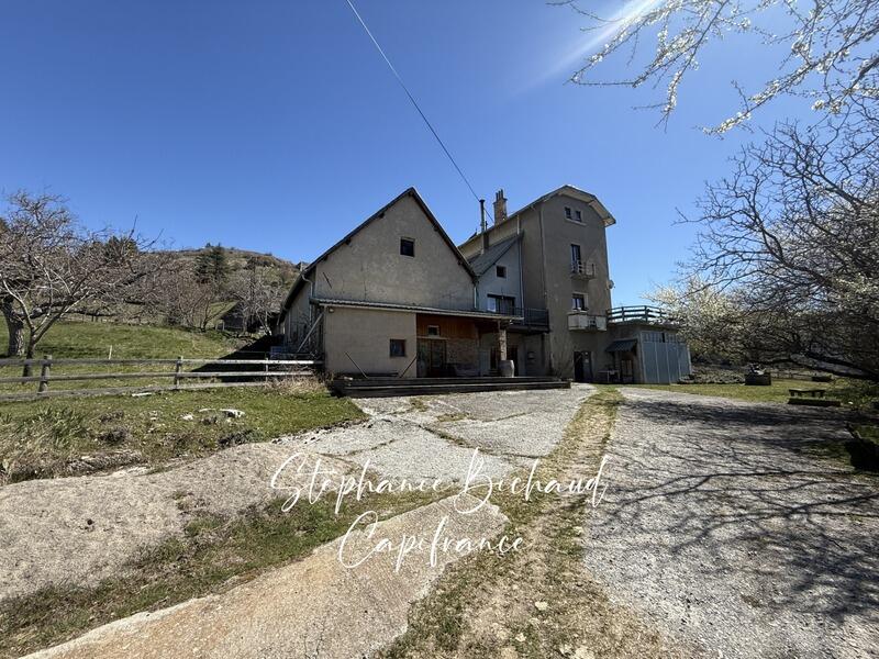 Propriété - 221 m² - 9 pièces