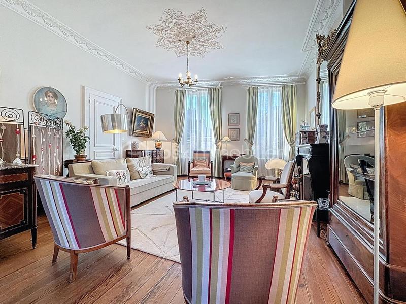 Maison de ville - 214 m² - 9 pièces