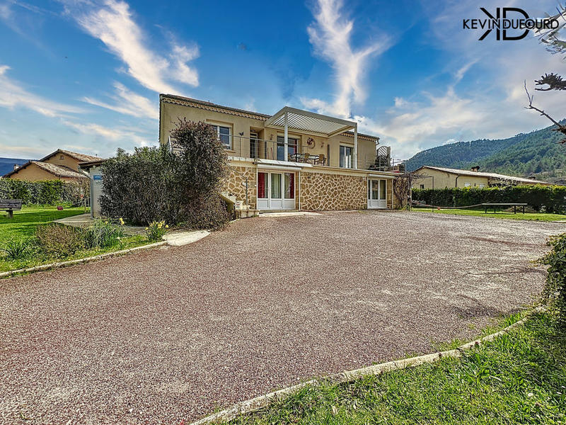 Maison - 200 m² - 7 pièces