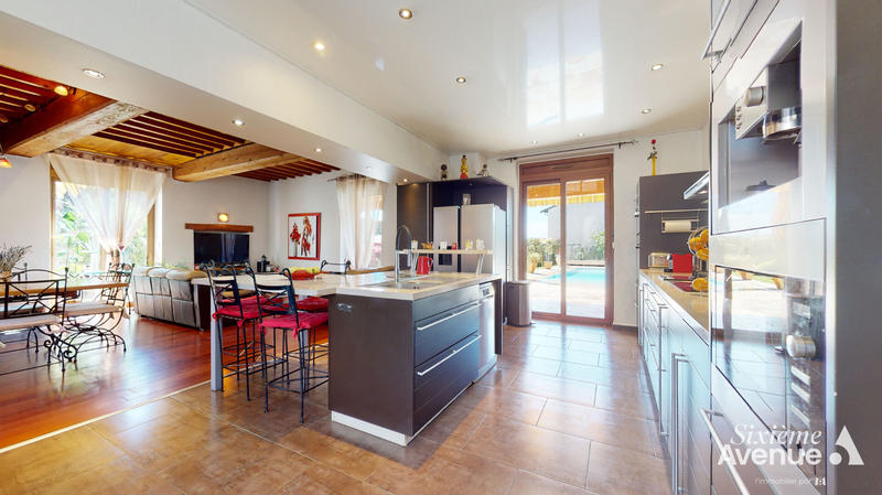 Maison - 405 m² - 12 pièces