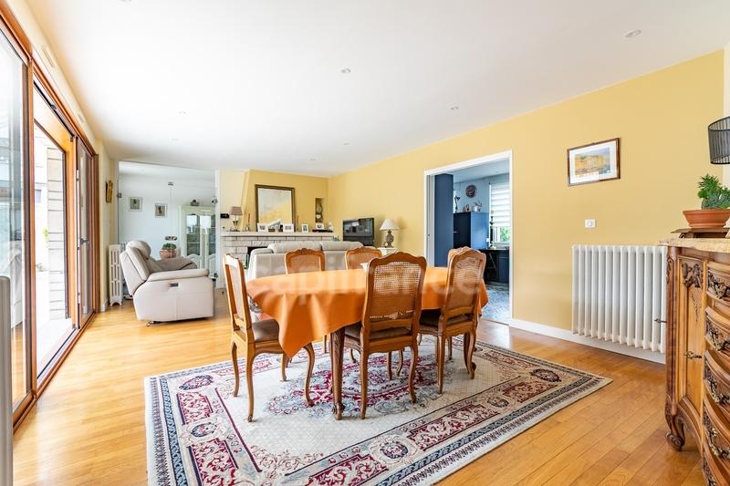 Maison - 260 m² - 8 pièces