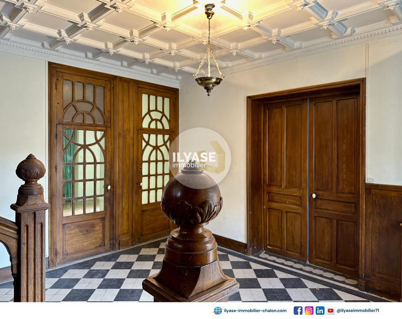 Propriété - 1 200 m² - 32 pièces