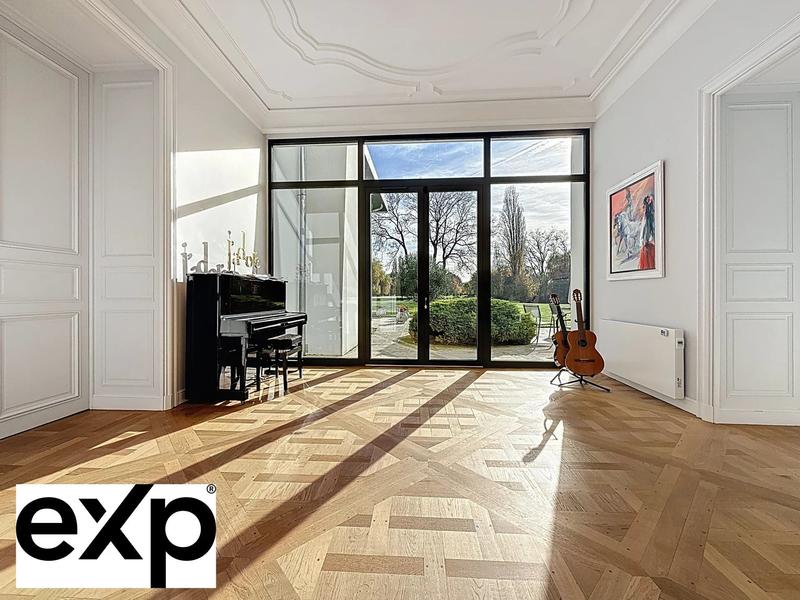 Maison - 1 032 m² - 18 pièces