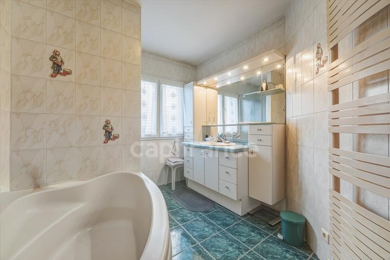 Maison - 230 m² - 6 pièces