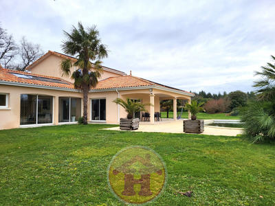 Maison - 208 m² - 5 pièces