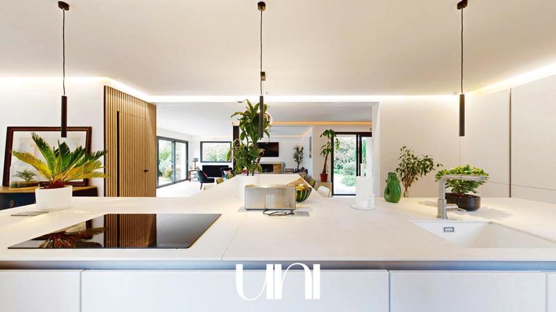 Maison - 265 m² - 8 pièces