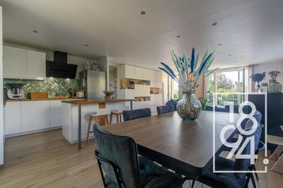 Maison - 300 m² - 6 pièces