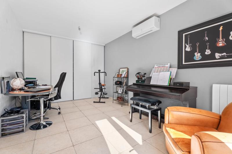 Maison - 270 m² - 8 pièces