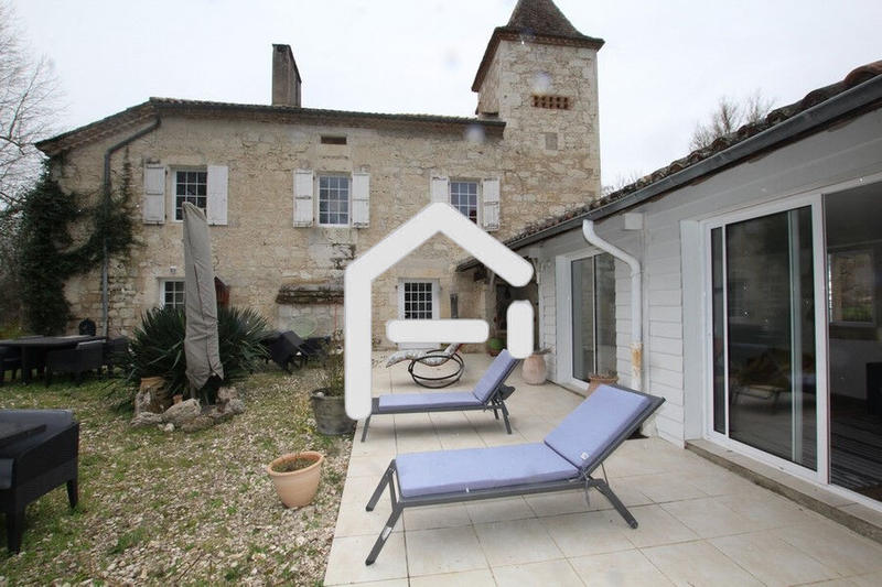 Maison - 943 m² - 24 pièces