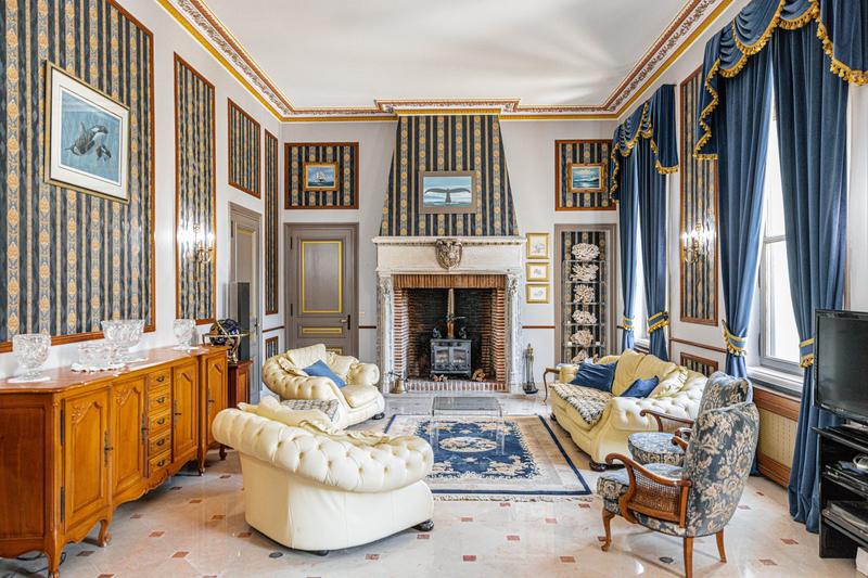 Propriété - 1 125 m² - 25 pièces