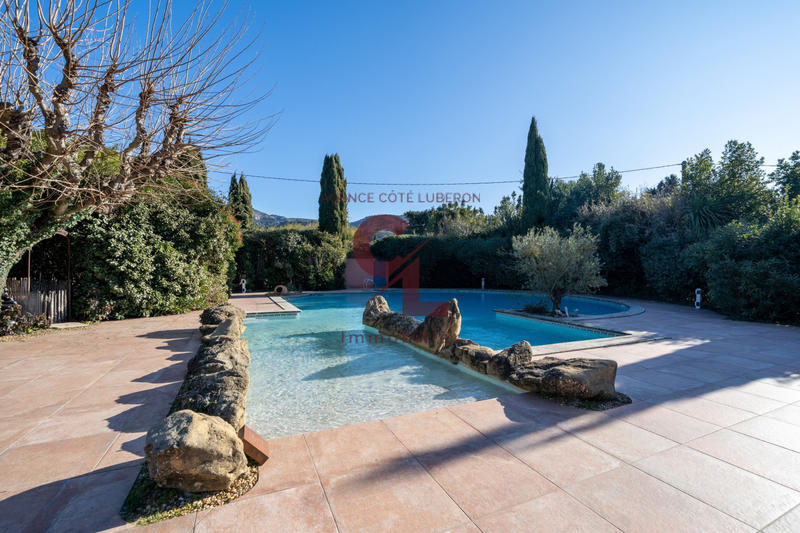 Maison - 277 m² - 11 pièces