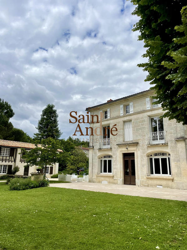 Maison - 340 m² - 10 pièces