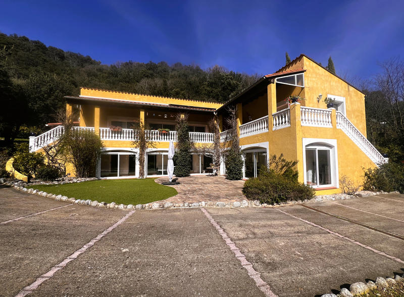 Maison - 310 m² - 5 pièces