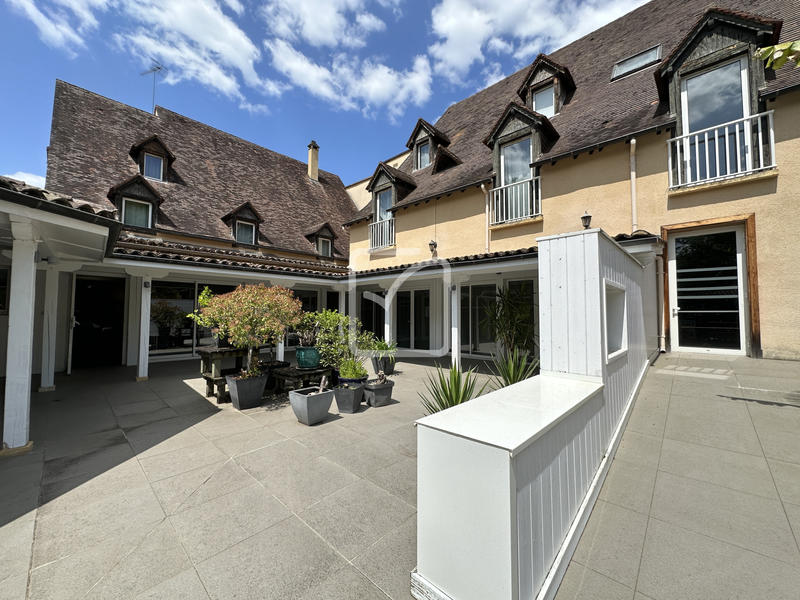 Maison - 1 500 m² - 49 pièces