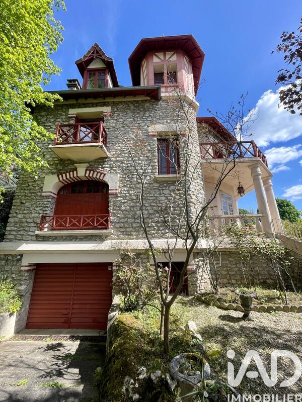 Maison - 236 m² - 9 pièces