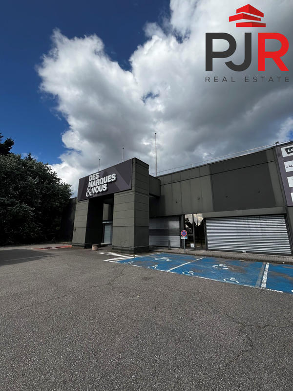 Local commercial - 2 400 m²