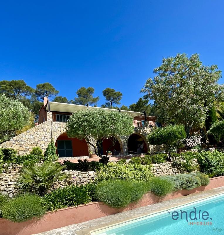 Maison - 210 m² - 5 pièces