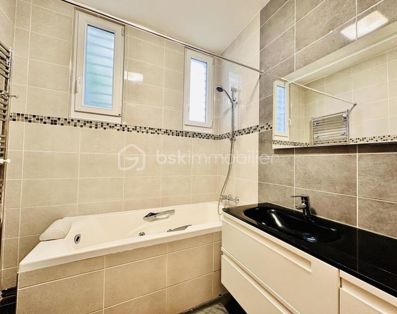 Maison - 185 m² - 9 pièces