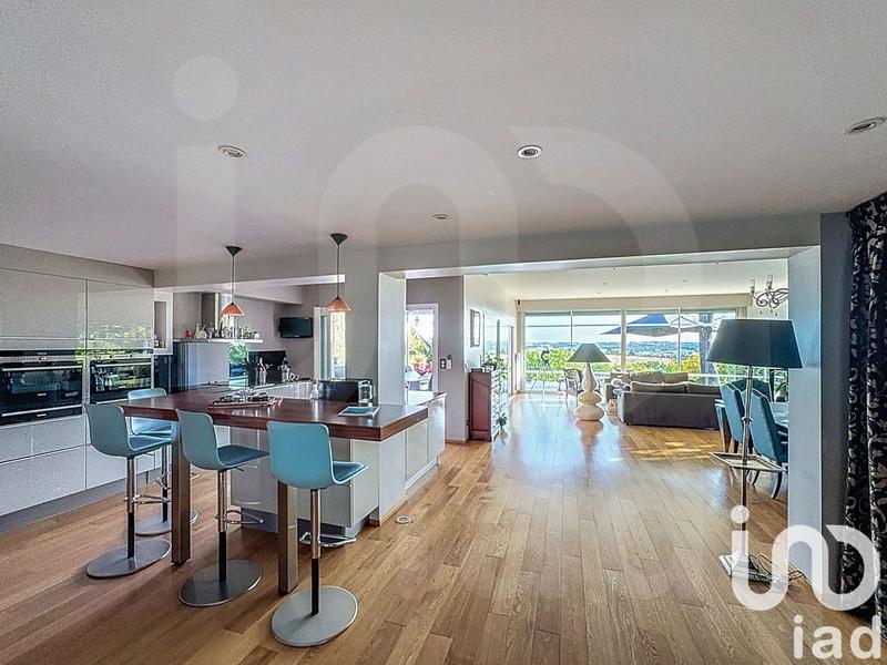 Maison - 245 m² - 7 pièces