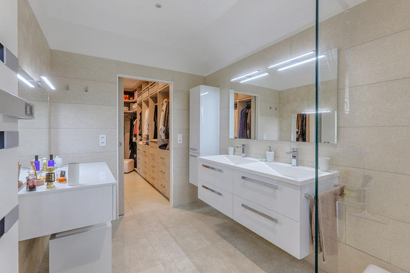 Maison - 240 m² - 7 pièces