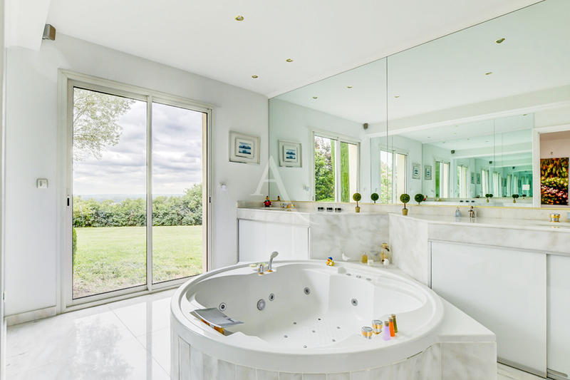 Maison - 408 m² - 7 pièces