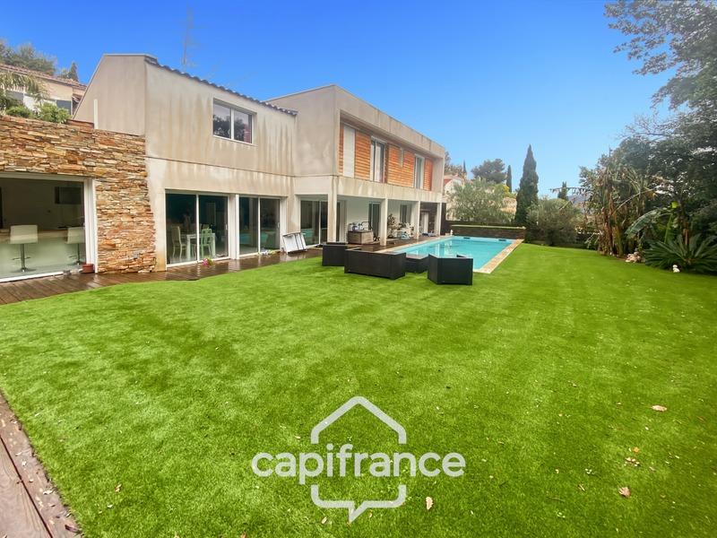 Maison - 220 m² - 8 pièces