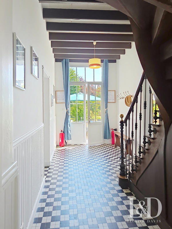 Maison - 376 m² - 15 pièces