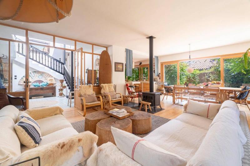 Propriété - 213 m² - 6 pièces