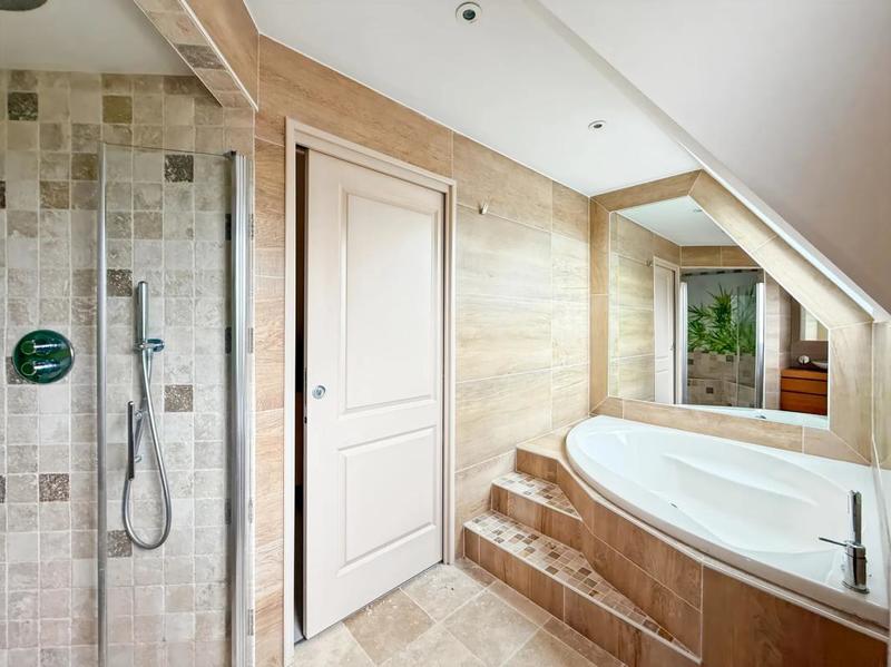 Maison en pierre - 377 m² - 10 pièces