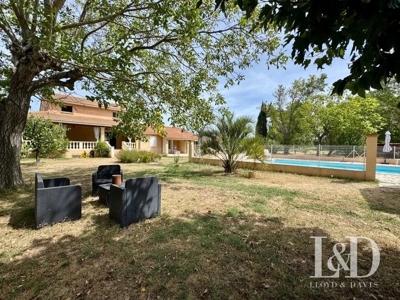 Maison - 239 m² - 8 pièces