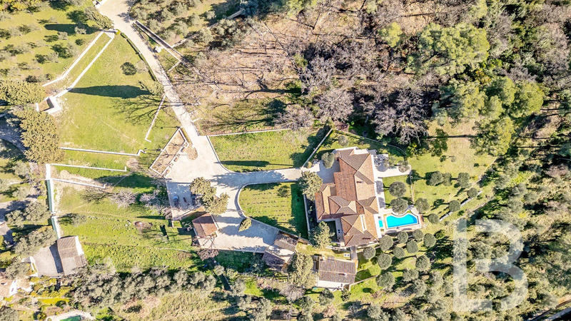 Maison - 390 m² - 12 pièces