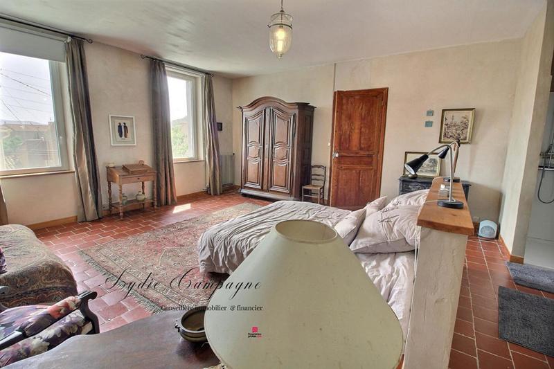 Demeure - 305 m² - 11 pièces