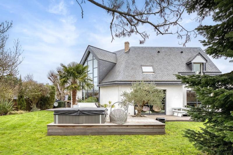 Maison - 235 m² - 7 pièces