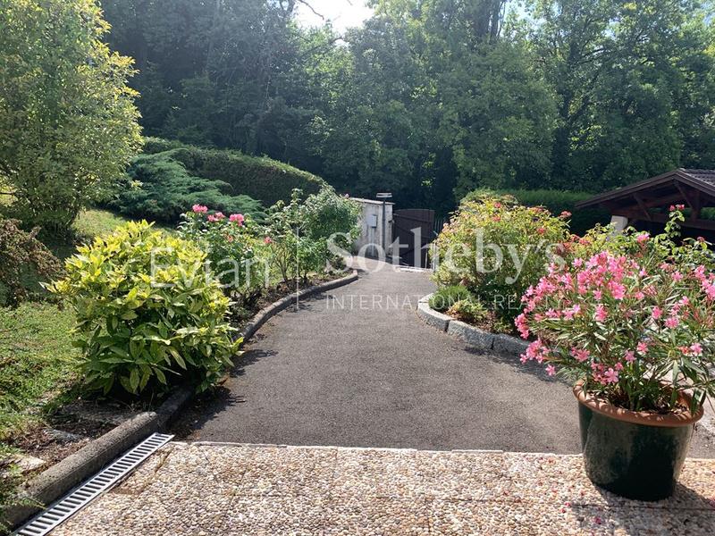 Maison - 243 m² - 8 pièces