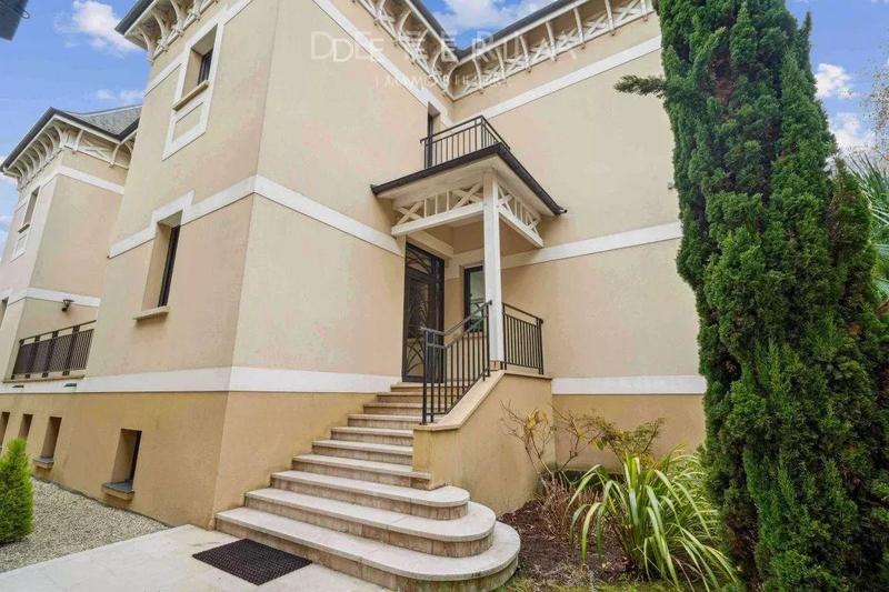 Propriété - 487 m² - 7 pièces