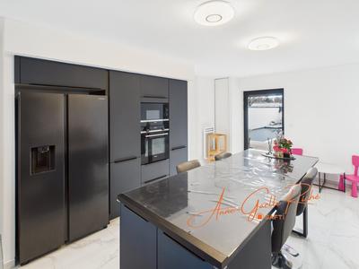 Maison - 210 m² - 6 pièces