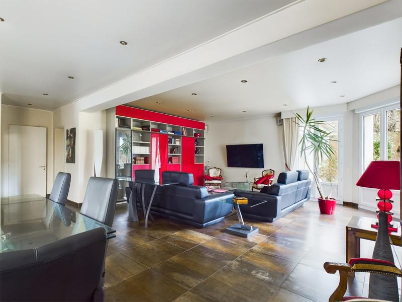 Maison - 280 m² - 9 pièces