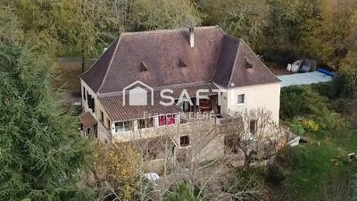 Maison - 238 m² - 9 pièces