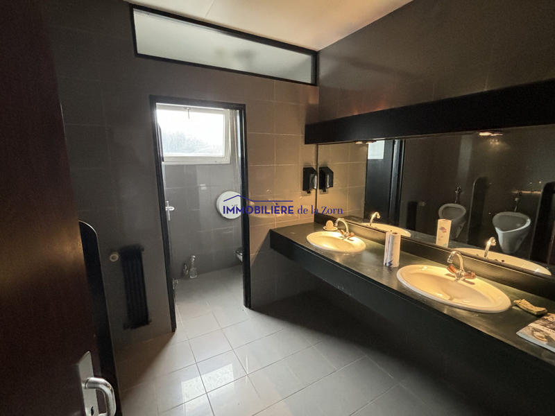 Local commercial - 323 m²