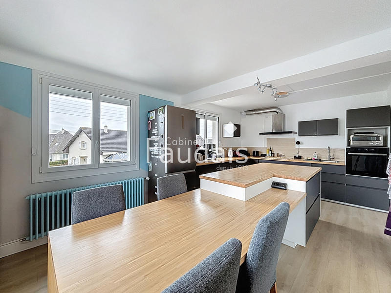 Maison - 236 m² - 8 pièces