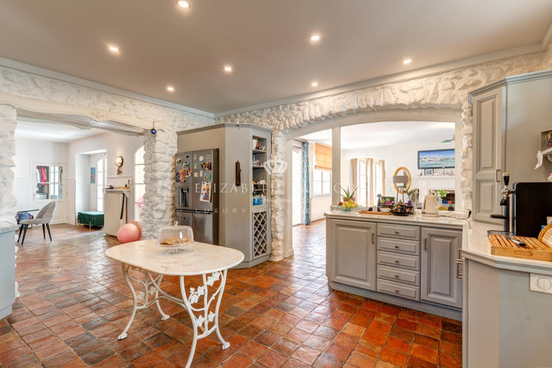 Maison - 864 m² - 14 pièces