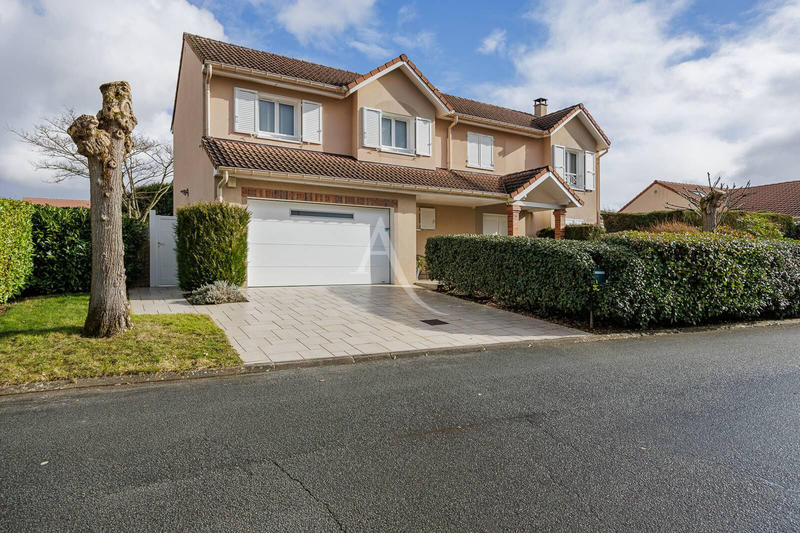 Maison - 186 m² - 6 pièces