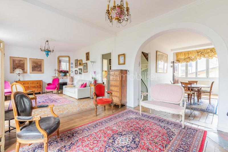 Demeure - 257 m² - 11 pièces