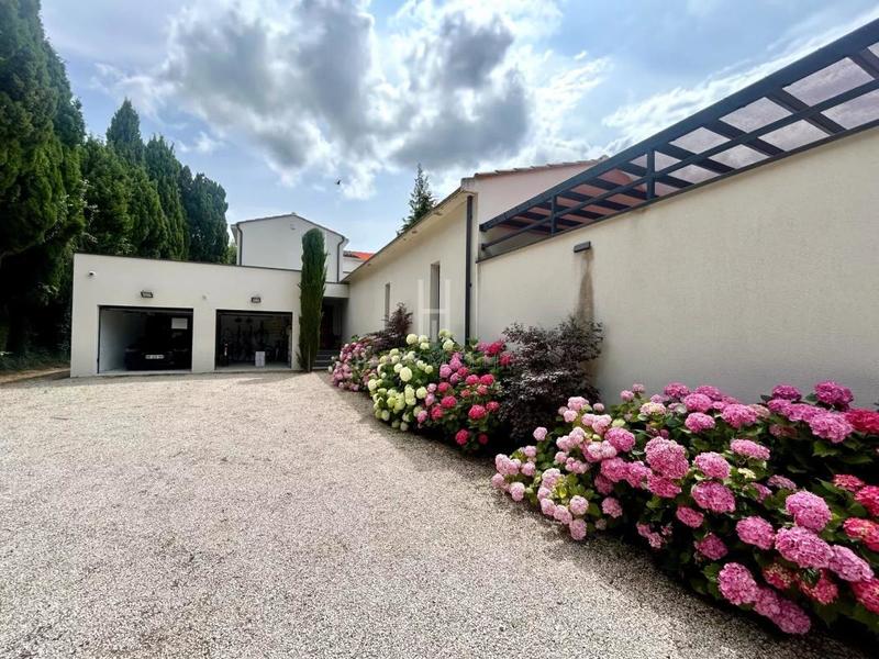 Propriété - 260 m² - 7 pièces